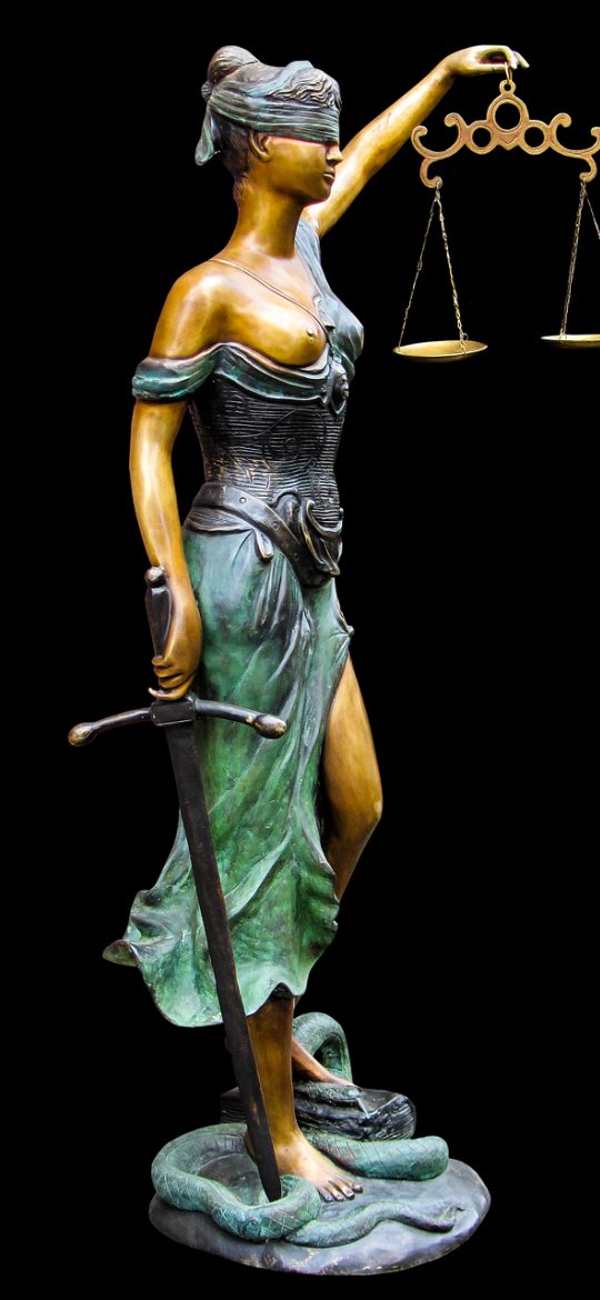 力扣 App 题解阅读界面，正文分段落讲解解题思路，穿插代码块与配图，右侧有语言切换标签，阅读氛围安静专注